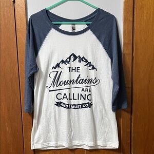 The mountains are calling and I must go blue and white T-shirt District XL
